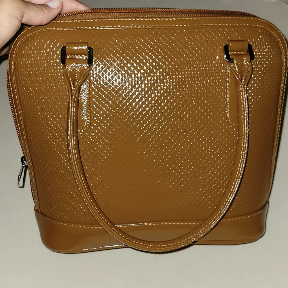 On Hold Leather purse made in Ecuador 🇪🇨 8in and 10 width Host pick 🥳🎉 New - Picture 4 of 12